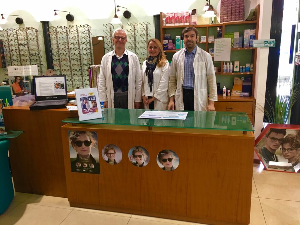 Il team dell’Ottica Molica nel negozio di Terni