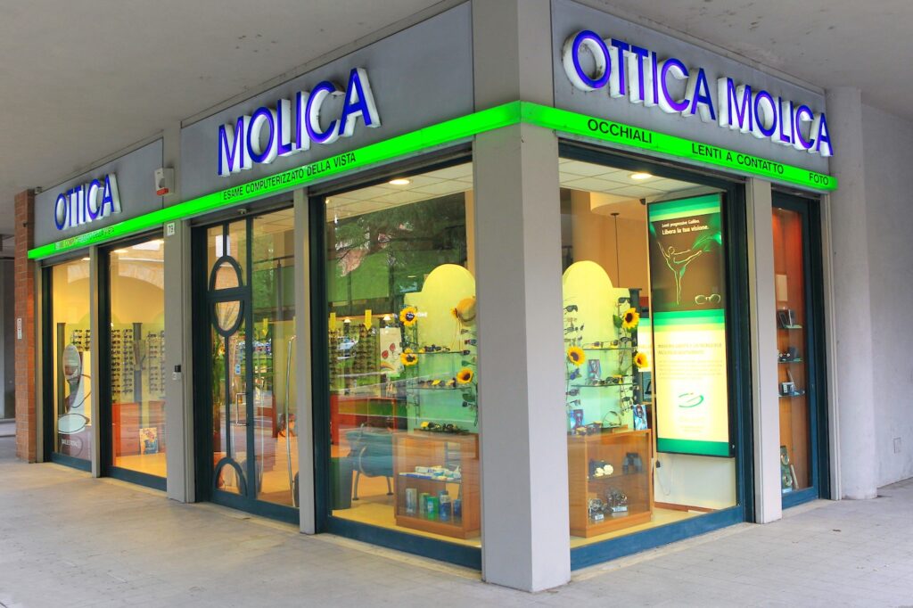 La vetrina del negozio Ottica Molica a Terni